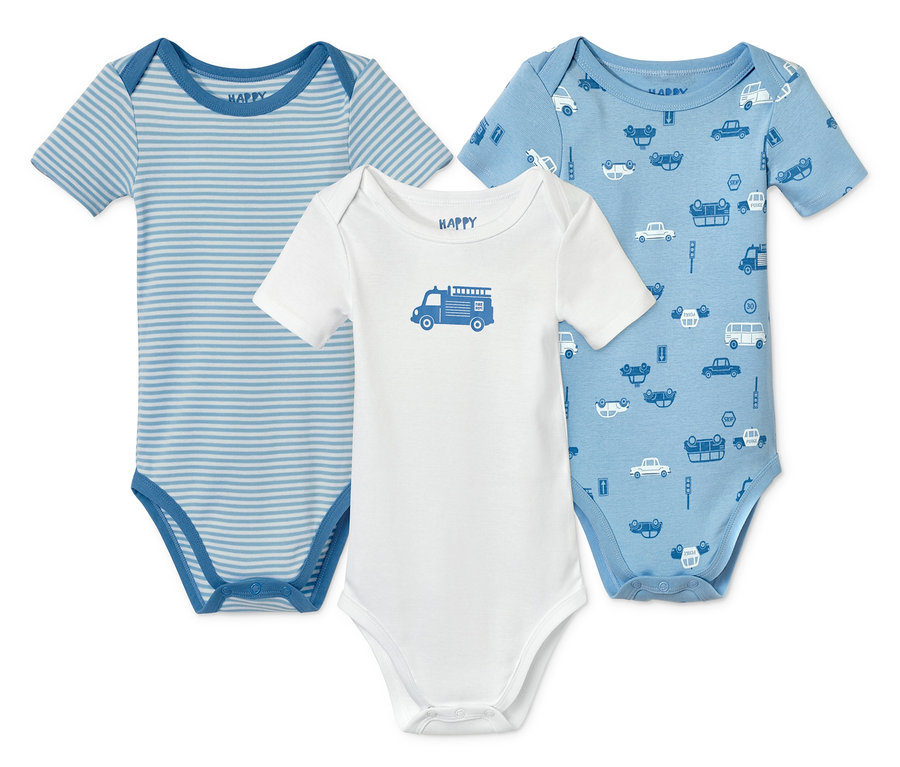 Drei kurzärmelige Babybodys: einer blau-weiss gestreift, einer weiss mit blauem Auto-Aufdruck und einer blau mit Auto-Muster.