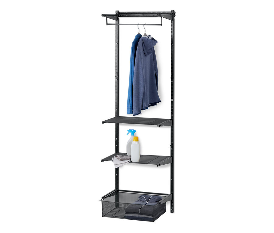Schwarzes Wand-Regalsystem mit Kleidung, Reinigungsmitteln und einem Handtuch.
