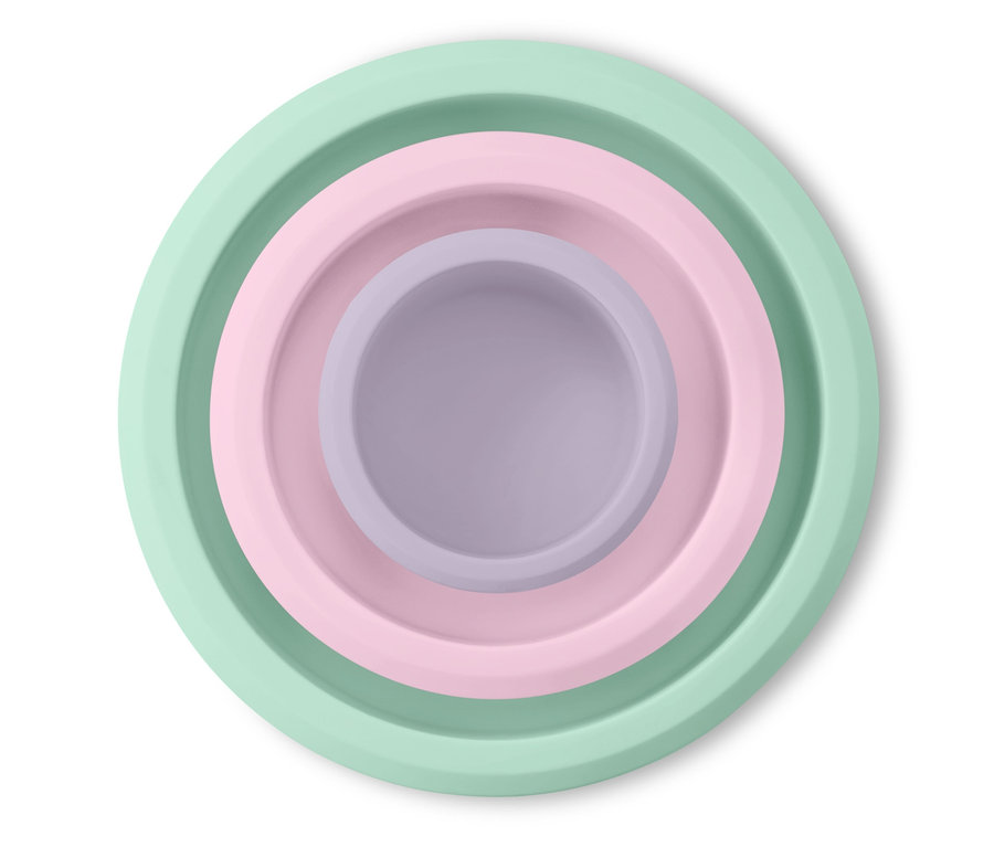 Ein Tortenset in den Farben Grün, Rosa und Lila.