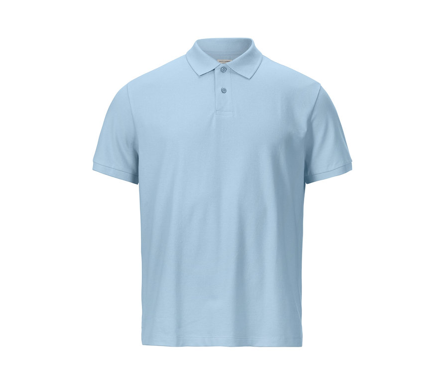 Hellblaues Piqué-Poloshirt auf weißem Hintergrund.