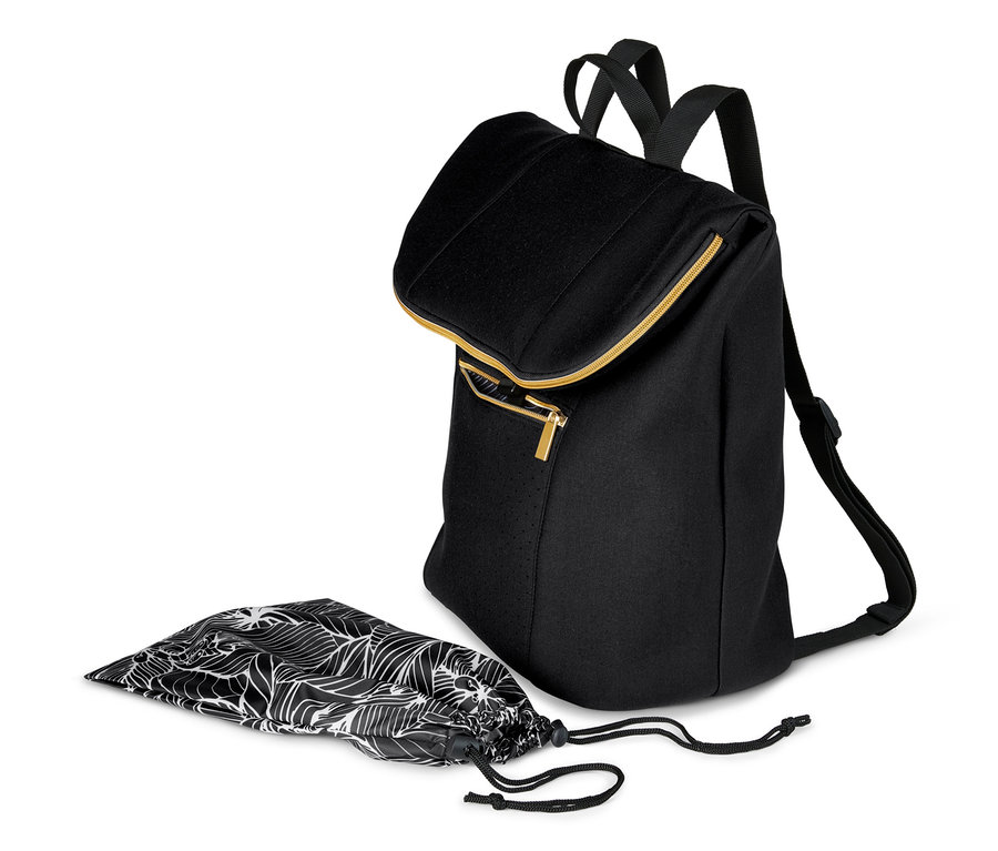 Ein schwarzer Sportrucksack und eine gemusterte Kordelzugtasche liegen auf einem weißen Hintergrund.