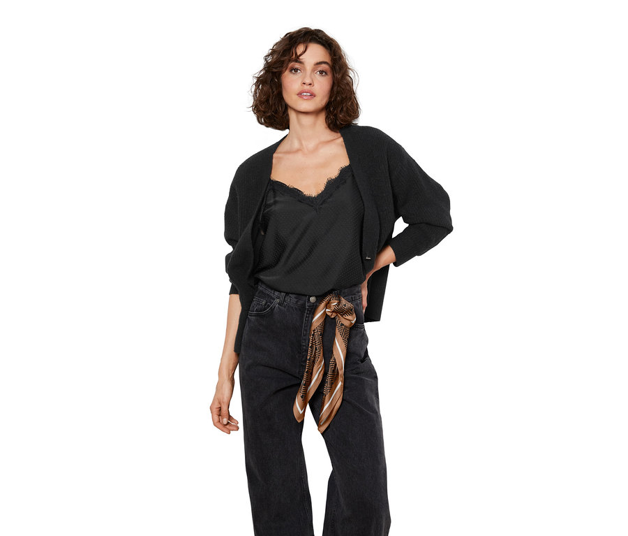 Frau trägt ein Halstuch und posiert.