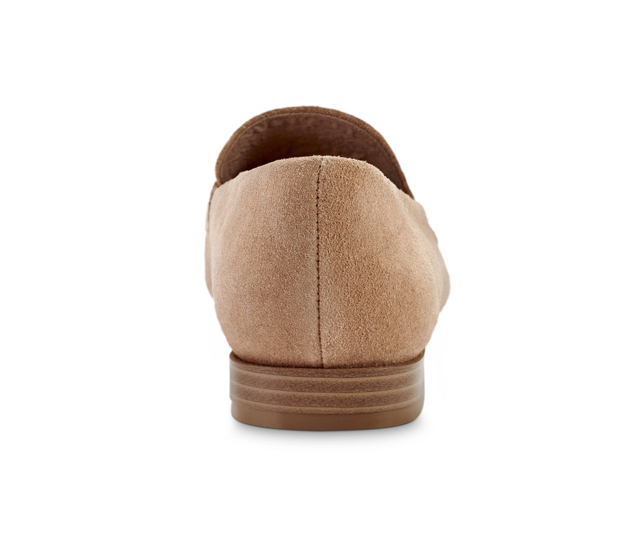 Detail der Rückseite eines Loafers aus Veloursleder.