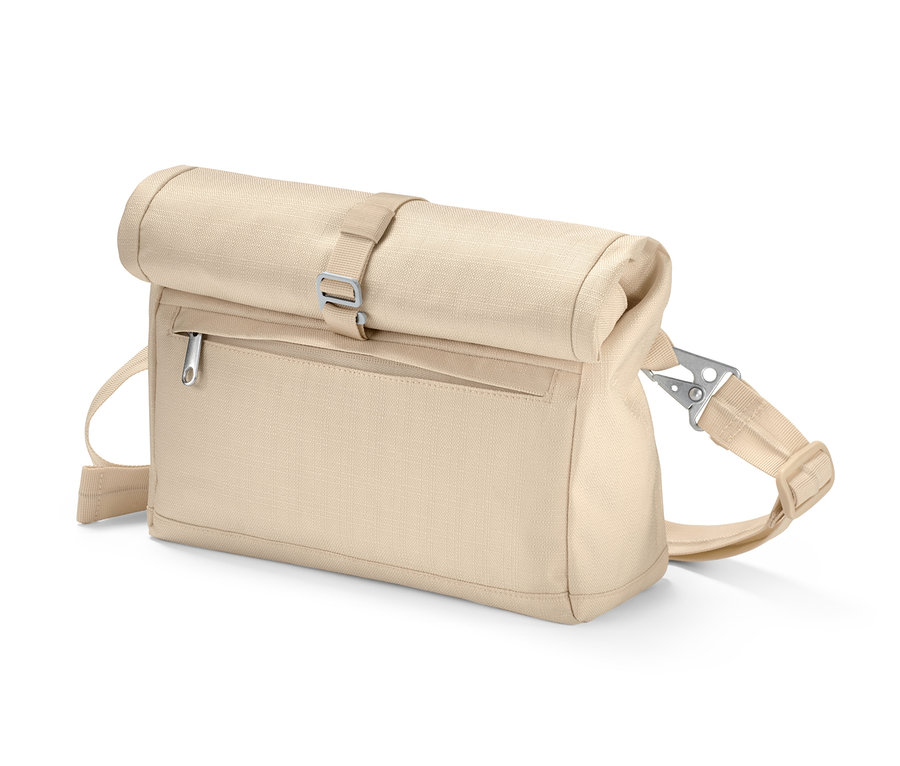 Eine beige Sicherheits-Umhängetasche, die oben zusammengerollt und mit einer silbernen Schnalle geschlossen wird.