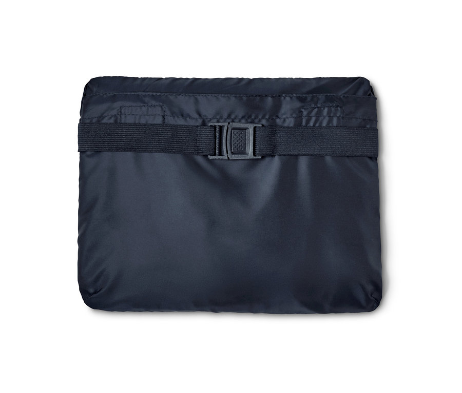 Zusammengelegter Unisex-Regenponcho, dunkelblau, mit Gummiband und Schnalle in der Mitte.