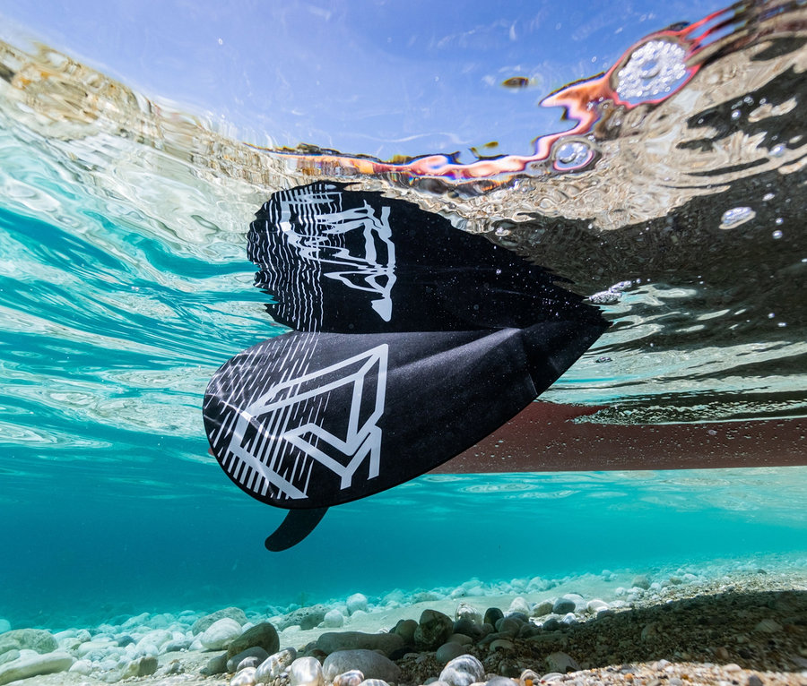 Unterwasseransicht eines Aqua Marina SUP- und Kanupaddels »Sports III« im Wasser.