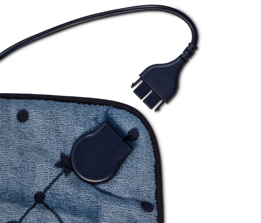 Detailaufnahme eines kleinen Heizkissens mit Sternbildmuster in Blau, mit abgetrenntem Controller.
