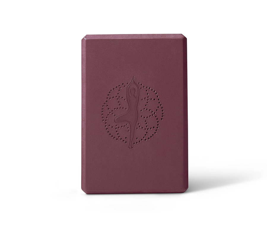 Ein lila Yoga-Block mit Baum-Pose Muster.