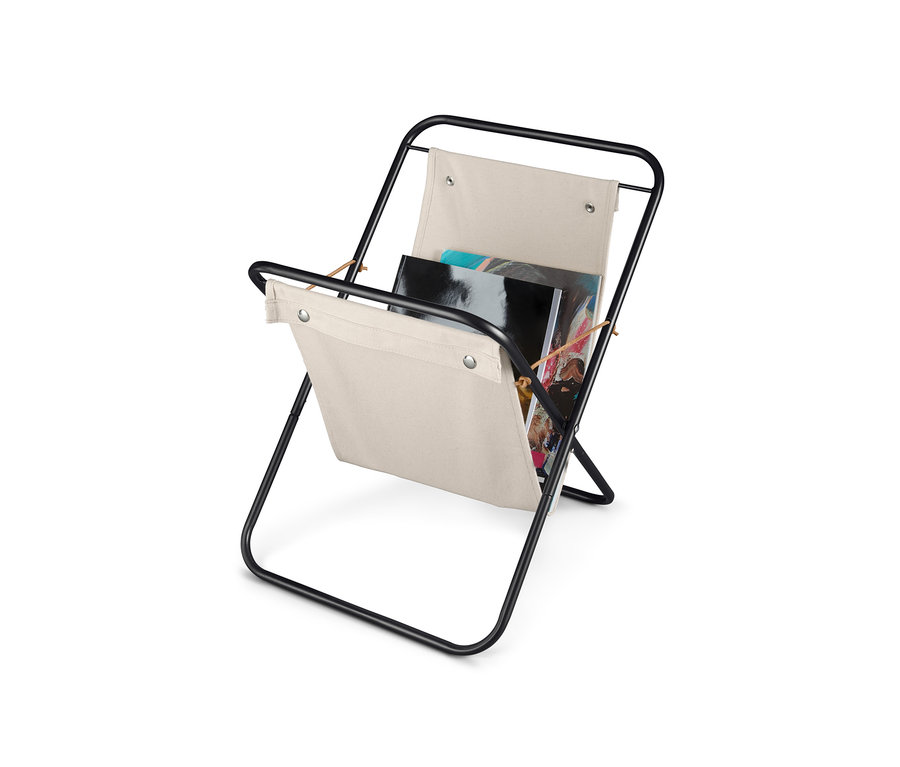 Ein Magazinhalter mit schwarzem Metallgestell und beigem Stoff.