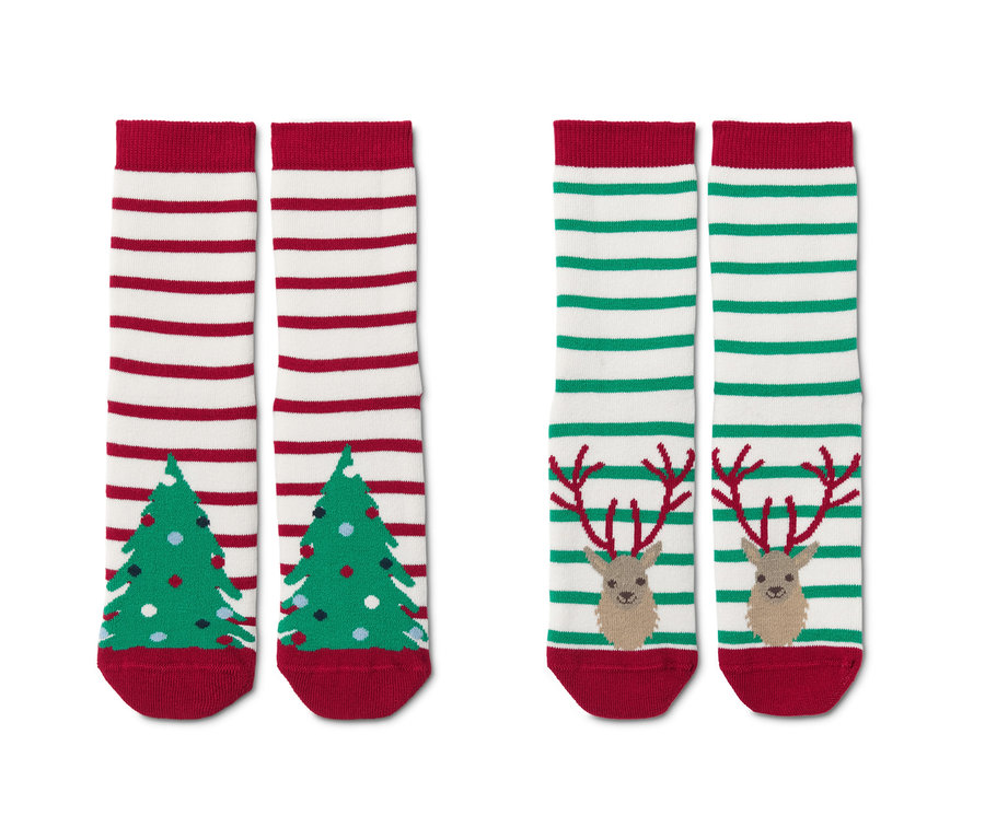Zwei Paar Antirutsch-Socken mit Bio-Baumwolle. Ein Paar mit roten Streifen und Weihnachtsbäumen, das andere mit grünen Streifen und Rentieren.