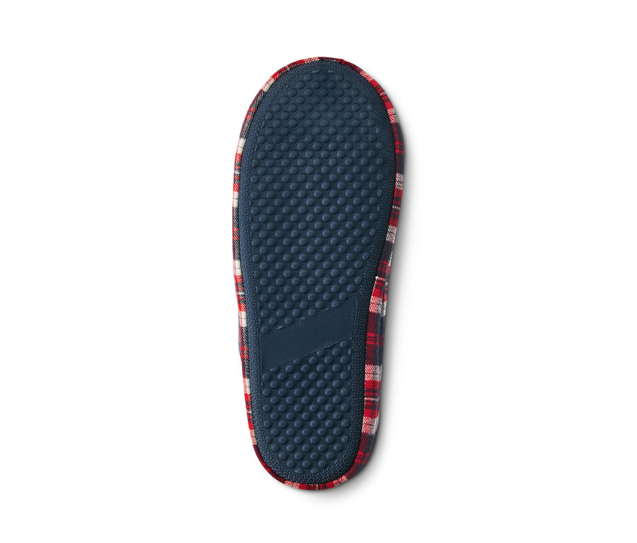 Sohle eines Hausschuhs mit dunkelblauer Gummisohle und rot-weiß kariertem Stoff.