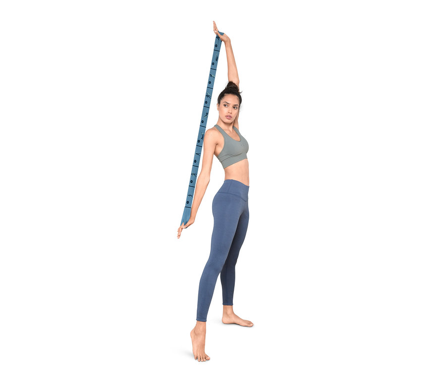 Frau dehnt ein Fitness-Elastikband über ihren Kopf.