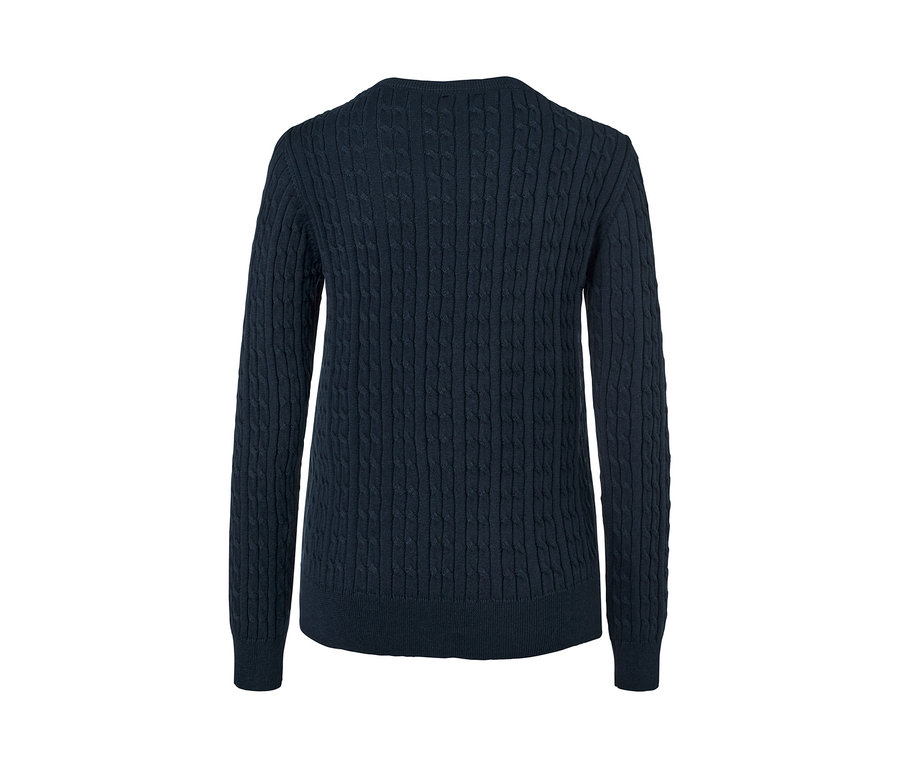 Detailansicht eines blauen Strickpullovers mit Zopfmuster.
