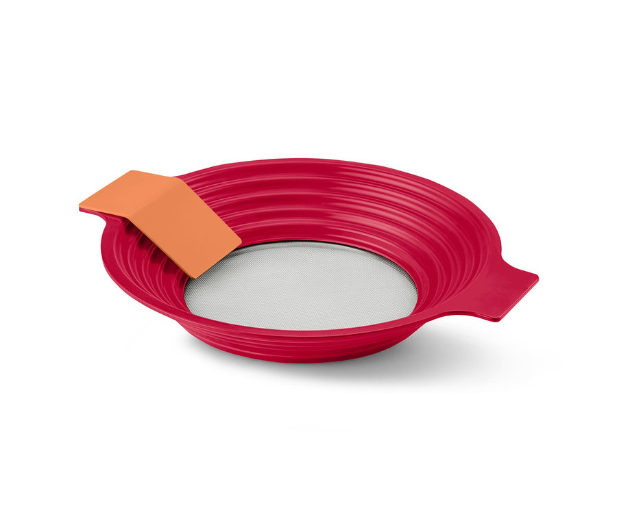 Rotes 2-in-1: Mehl- und Passiersieb mit orangem Spatel.