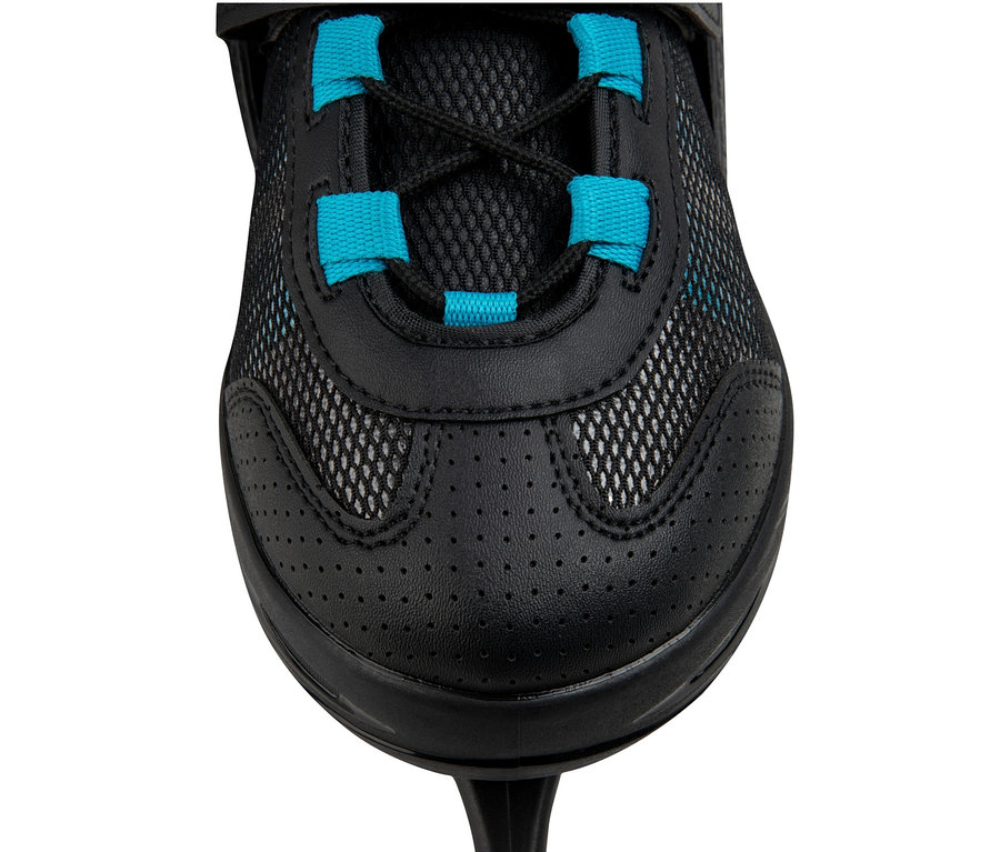 Detailansicht der Spitze eines schwarzen HUDORA Allround Schlittschuh »Comfort« mit blauen Schnürsenkeln auf weißem Hintergrund.