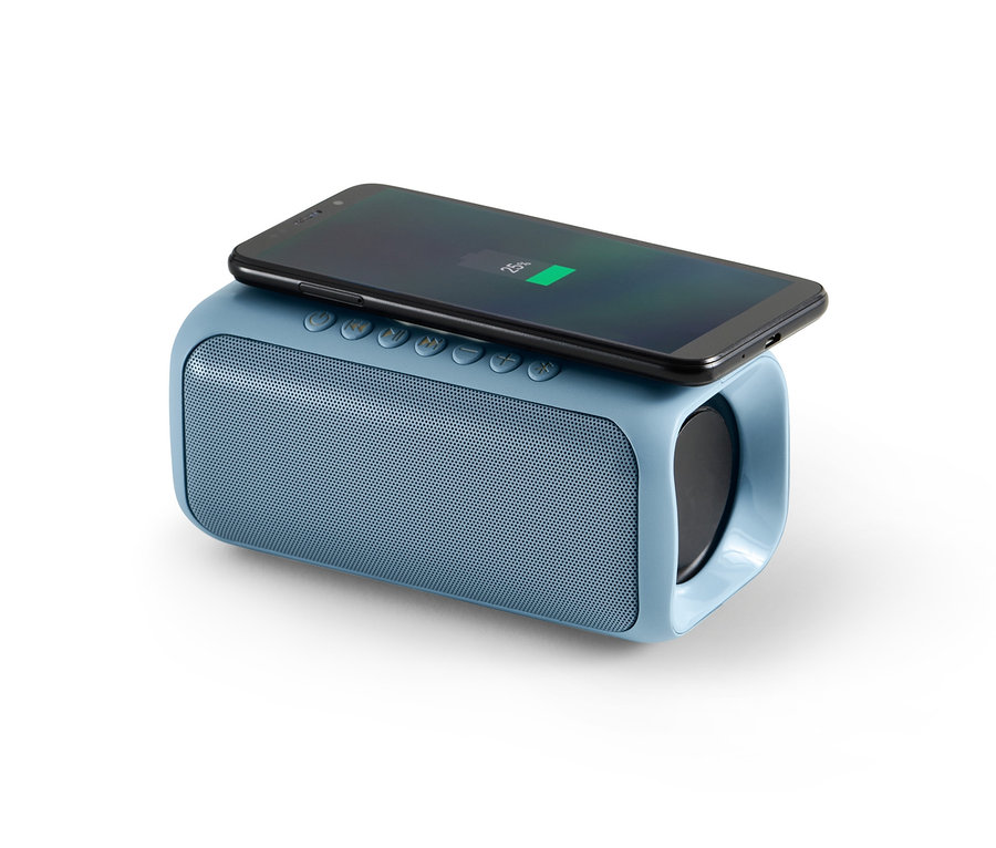 Ein blauer Lautsprecher mit Qi-Charging und einem Handy darauf.
