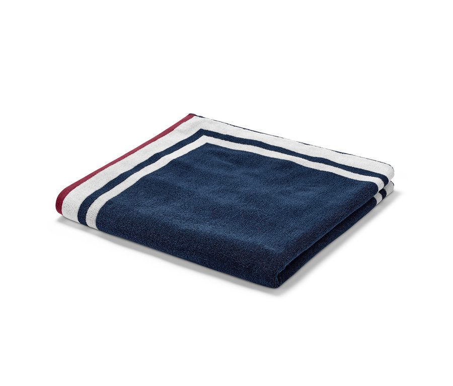 Gefaltetes XL-Frottier-Badetuch in Dunkelblau mit roten und weißen Streifen.