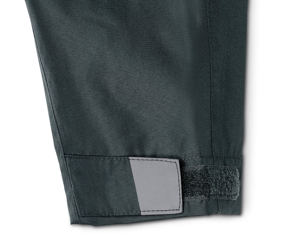 Detailansicht eines Unisex-Regenponchos mit Ärmeln, mit Klettverschluss und reflektierendem Detail.