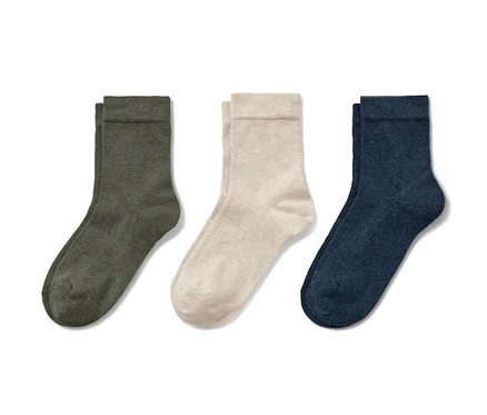 Drei Paar Socken in Olive, Beige und Dunkelblau.