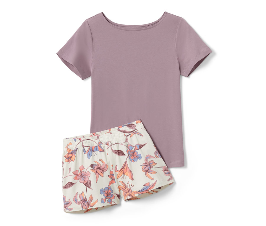 Shorty-Pyjama: lila T-Shirt und geblümte Shorts.