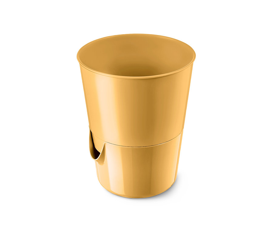 Nahaufnahme eines beigen Kräutertopfs mit Bewässerungssystem.