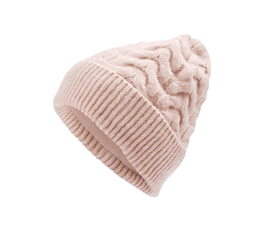 Detailansicht einer Strickmütze mit Zopfmuster.