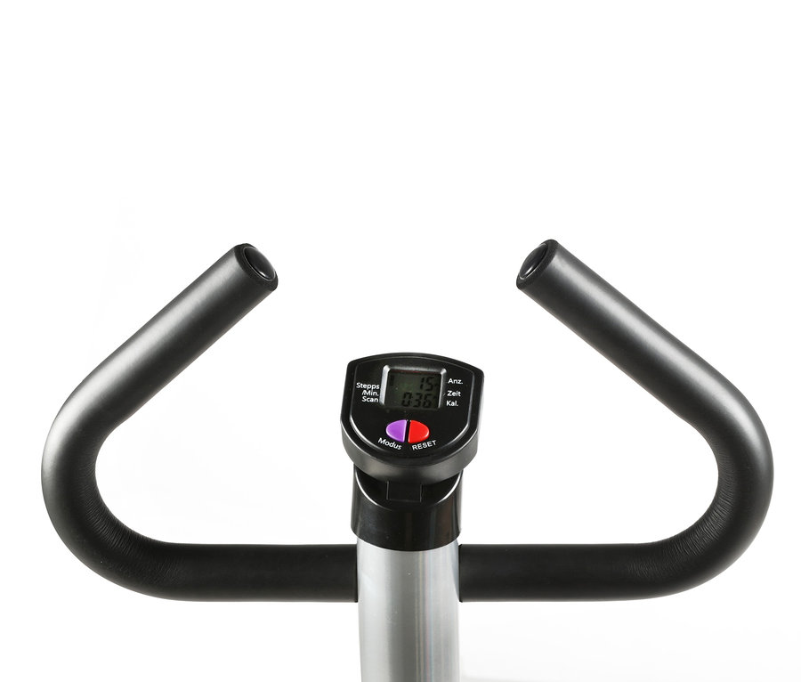 Detailaufnahme der Haltegriffe eines Steppers mit einem digitalen Display, das Trainingsstatistiken anzeigt. Stepper mit Haltegriff.