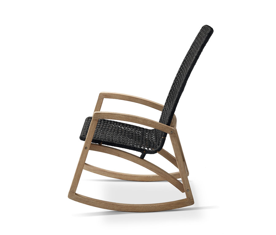 Detailansicht eines Garten-Schaukelsessels mit Textilgeflecht.