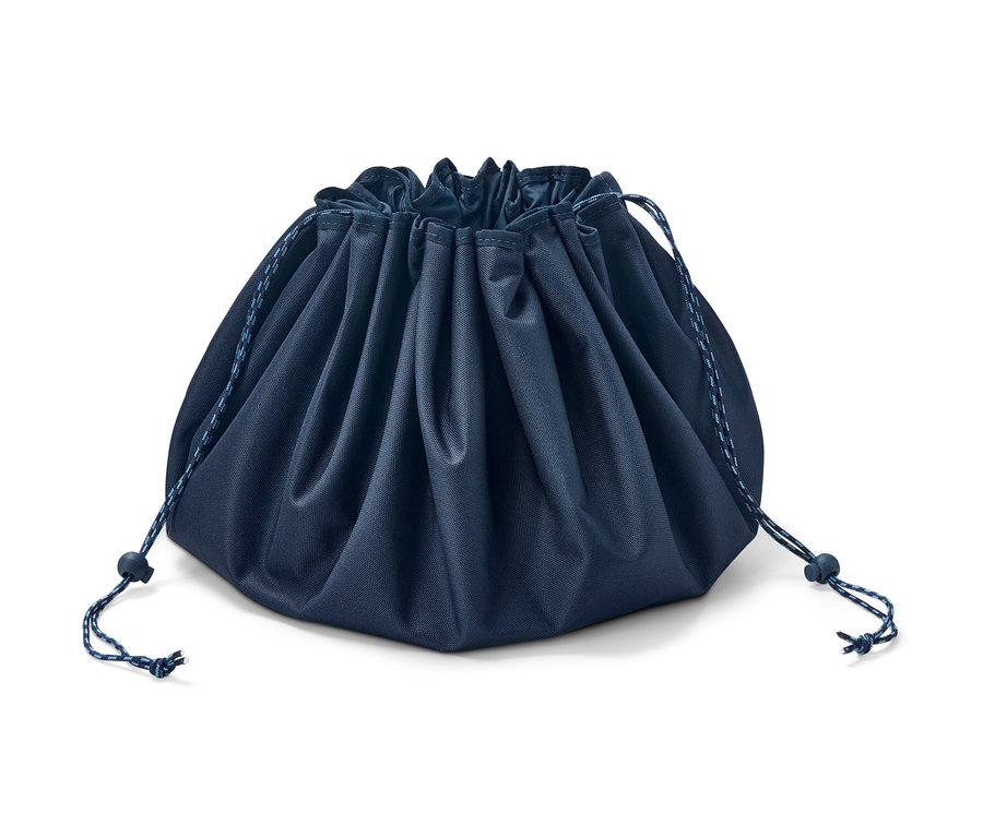 Eine marineblaue 2-in-1: Umzieh-Unterlage und Nasssack, die mit einer Kordel zusammengezogen ist.