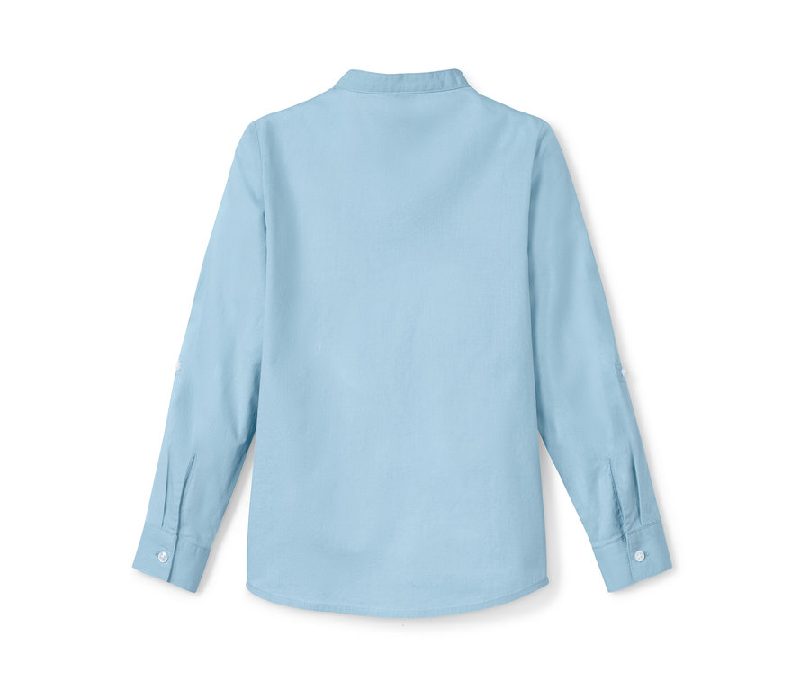 Hellblaues Hemd mit langen Ärmeln von hinten.