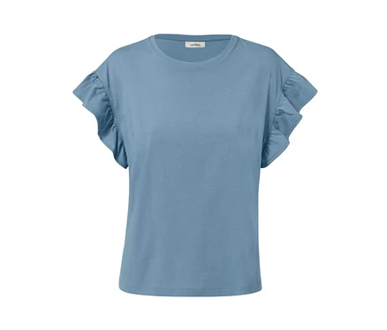 Rauchblaues Shirt mit Volant auf weißem Hintergrund.