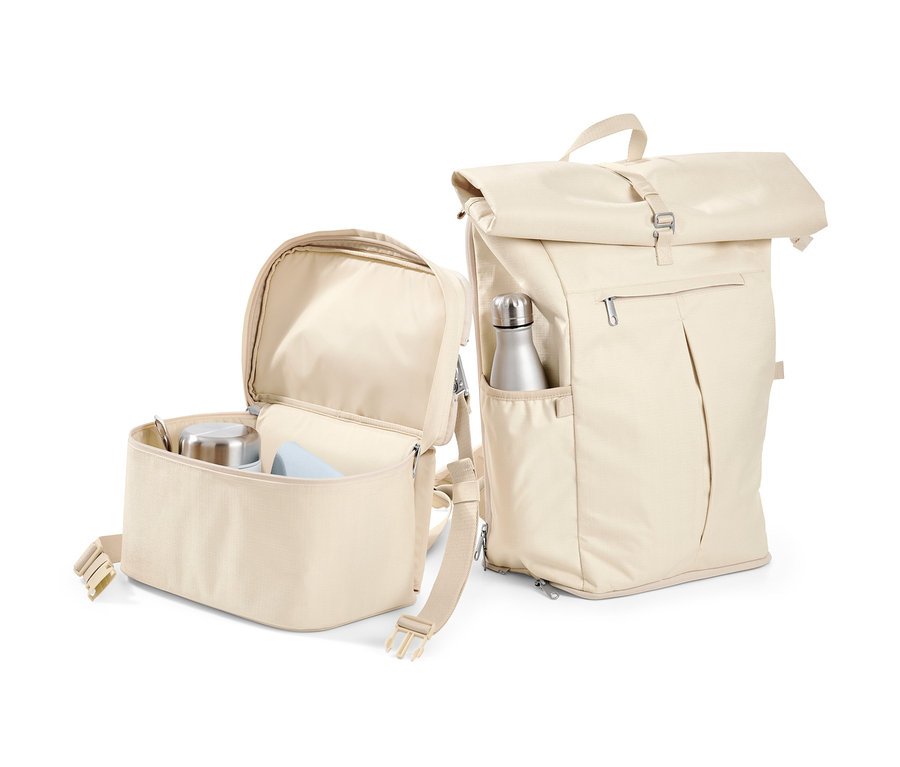 Zwei beige 3-in-1-Reiserucksäcke.
