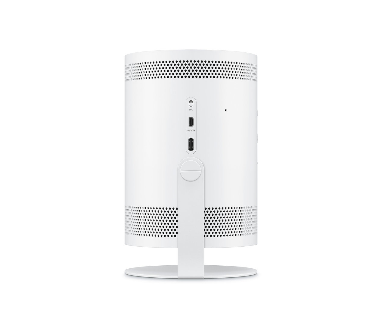 Detailansicht der Rückseite eines weißen Projektors. Der Projektor hat eine zylindrische Form mit perforierter Oberfläche und steht auf einem weißen Sockel.