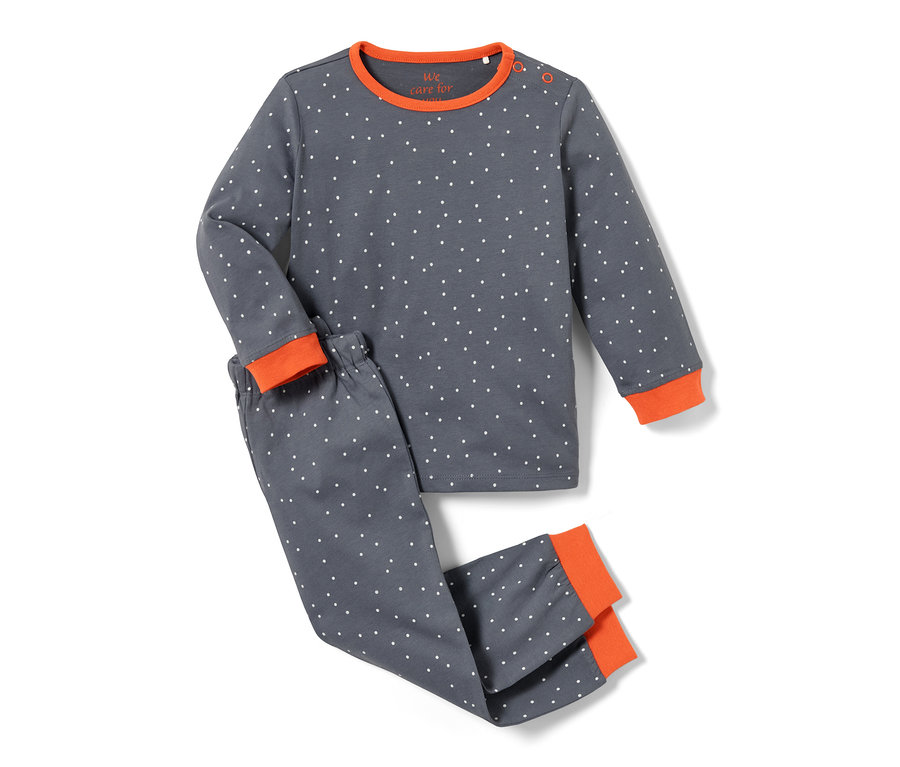 Ein Set aus zwei Kleinkinder-Pyjamas, rosa und blau, mit Punktmuster und orangefarbenen Bündchen.