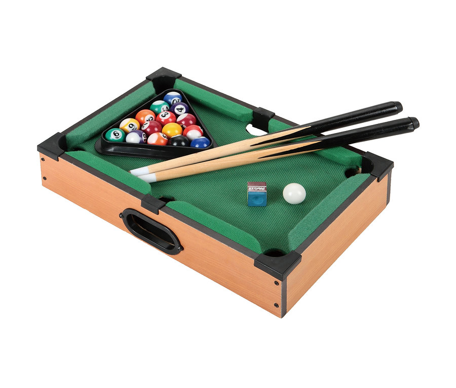 Miniatur-Billardtisch mit Dreieck voller Kugeln, zwei Queues und Kreide.