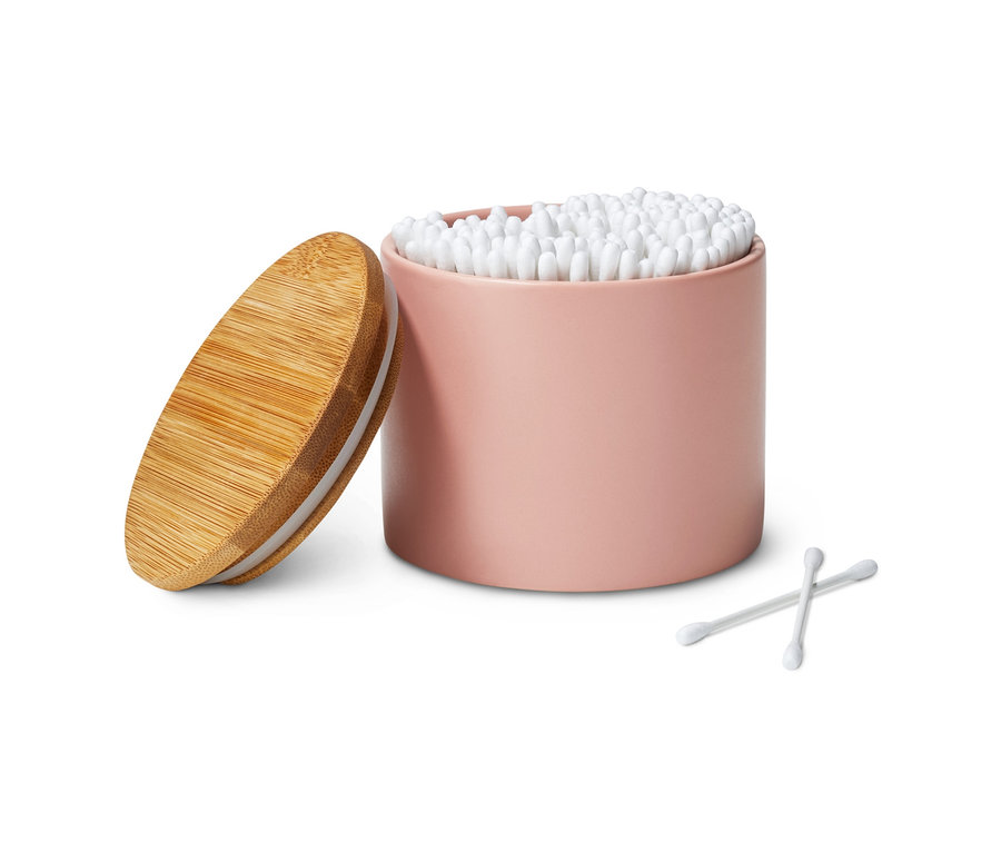 Dekorative Aufbewahrungsdose mit Wattestäbchen und Holzdeckel.