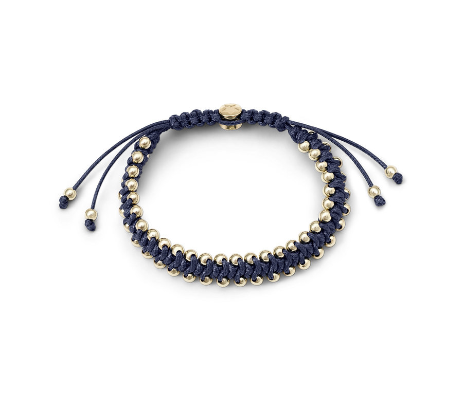 Nahaufnahme eines geflochtenen Magnetarmbands in Blau mit goldenen Perlen.
