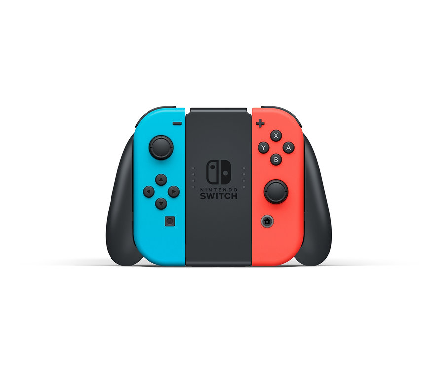Detailansicht einer Nintendo Switch-Konsole mit blauen und roten Joy-Con-Controllern vor weißem Hintergrund.