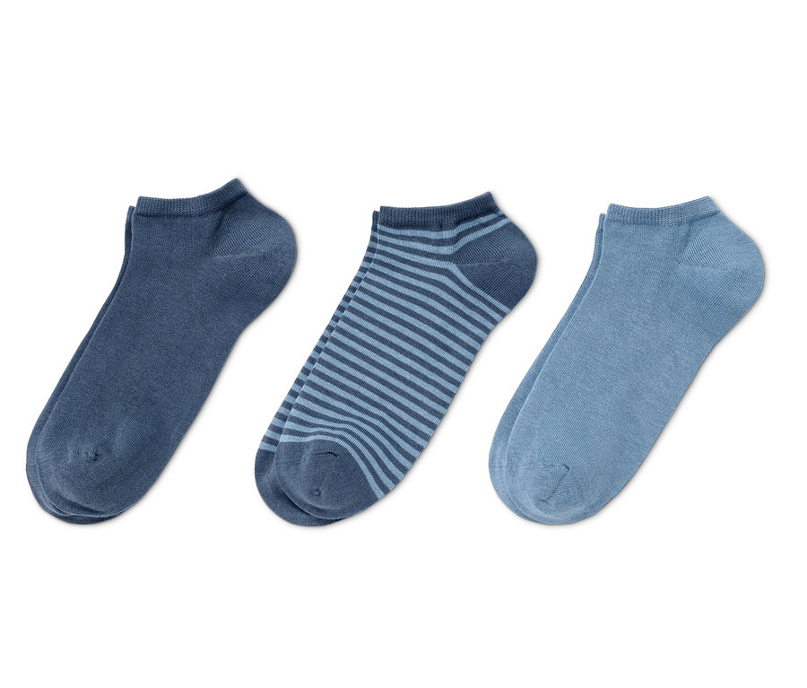 Drei Paar blaue Sneakersocken.