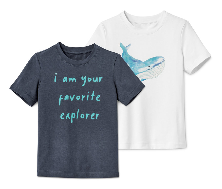 Zwei Baumwoll-T-Shirts: ein dunkelblaues mit dem Aufdruck "I am your favorite explorer" und ein weißes mit einer blauen Wal-Illustration.