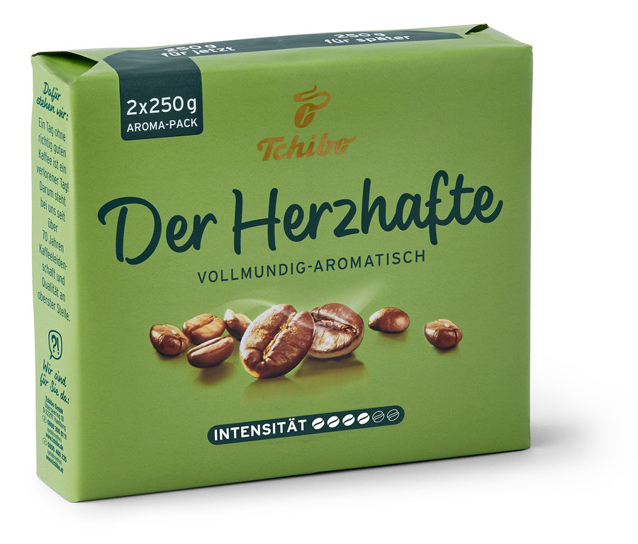 Eine grüne Packung 'Der Herzhafte' Kaffee von Tchibo mit Kaffeebohnen und Intensitätsanzeige.