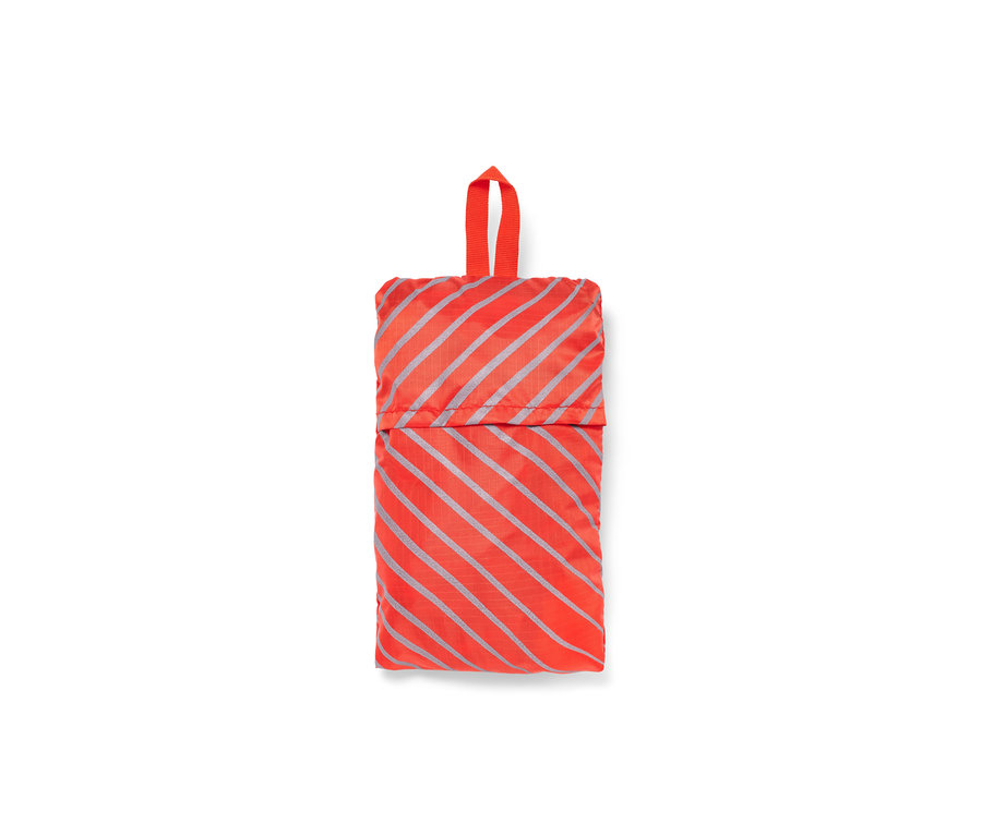 Eine gefaltete orangefarbene Rucksack-Regenschutzhülle mit grauen Streifen.