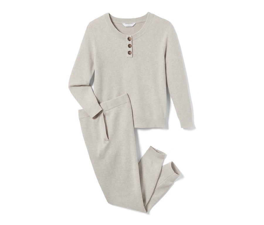 Ein Hausanzug aus Pullover und Hose liegt auf einem weißen Hintergrund.