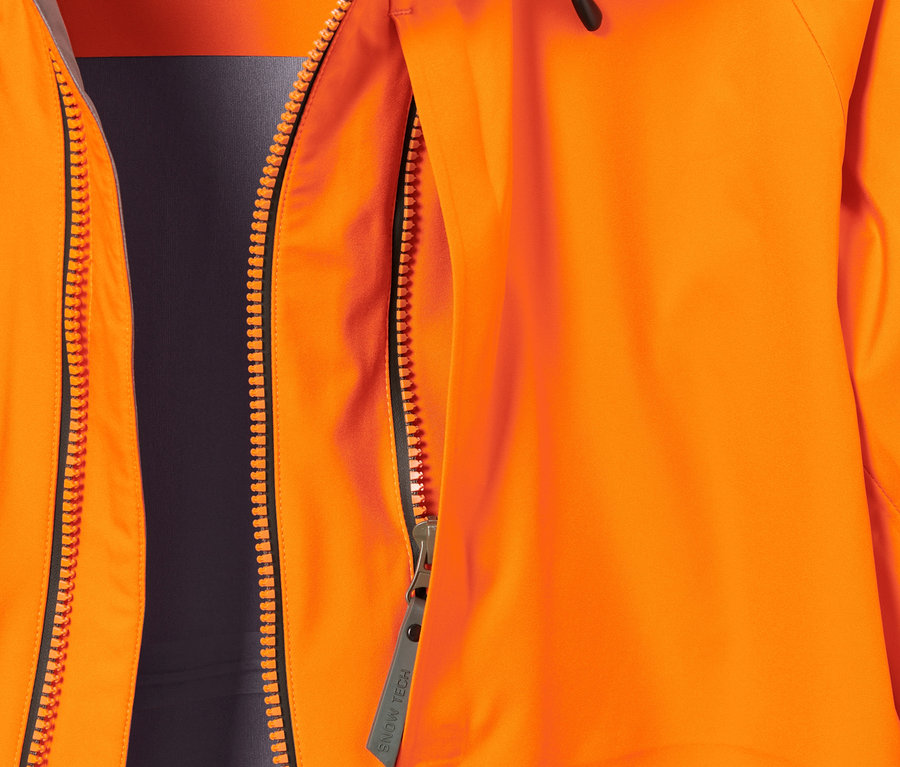 Detailansicht einer orangefarbenen Hardshell-Skijacke mit geöffnetem Reißverschluss.