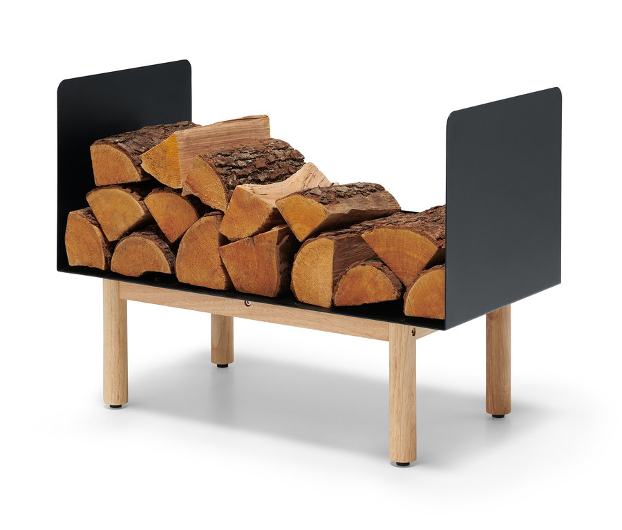 Holzscheite gestapelt in einem Kaminholz-Regal.