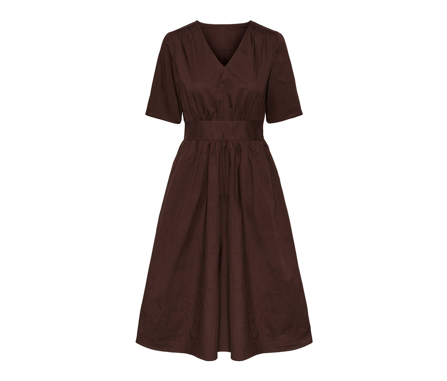 Ein braunes Midikleid mit kurzen Ärmeln und V-Ausschnitt.