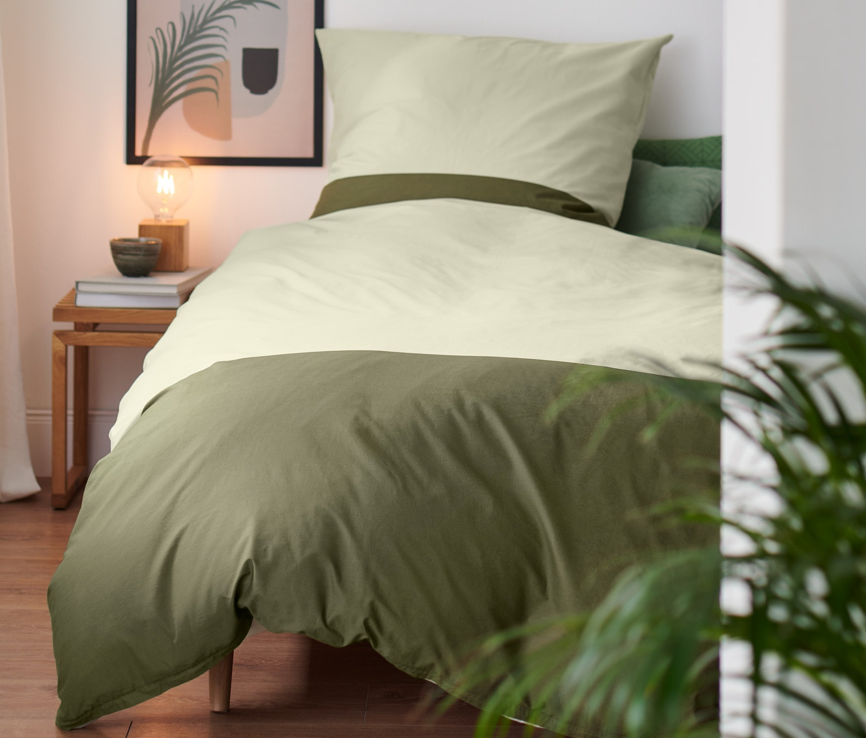 Premium-Baumwoll-Bettwäsche in Normalgröße und Übergröße auf einem Bett.