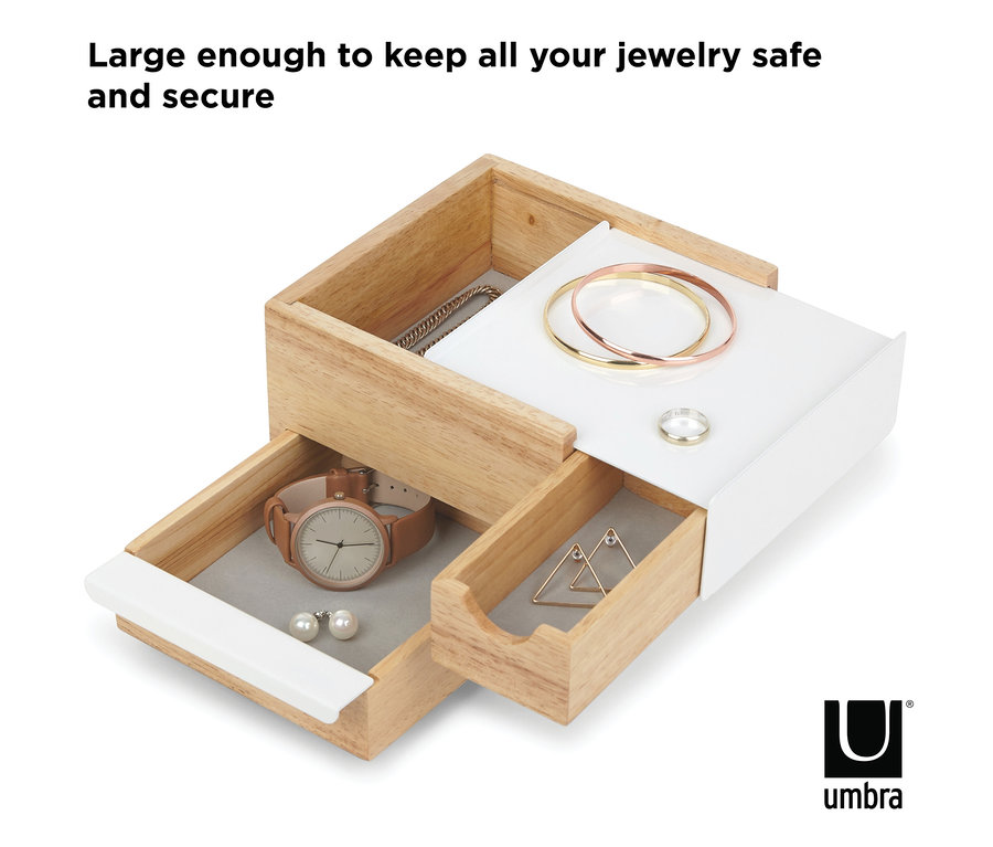 Offener Schmuckkasten mit Uhren, Ohrringen und Ringen.