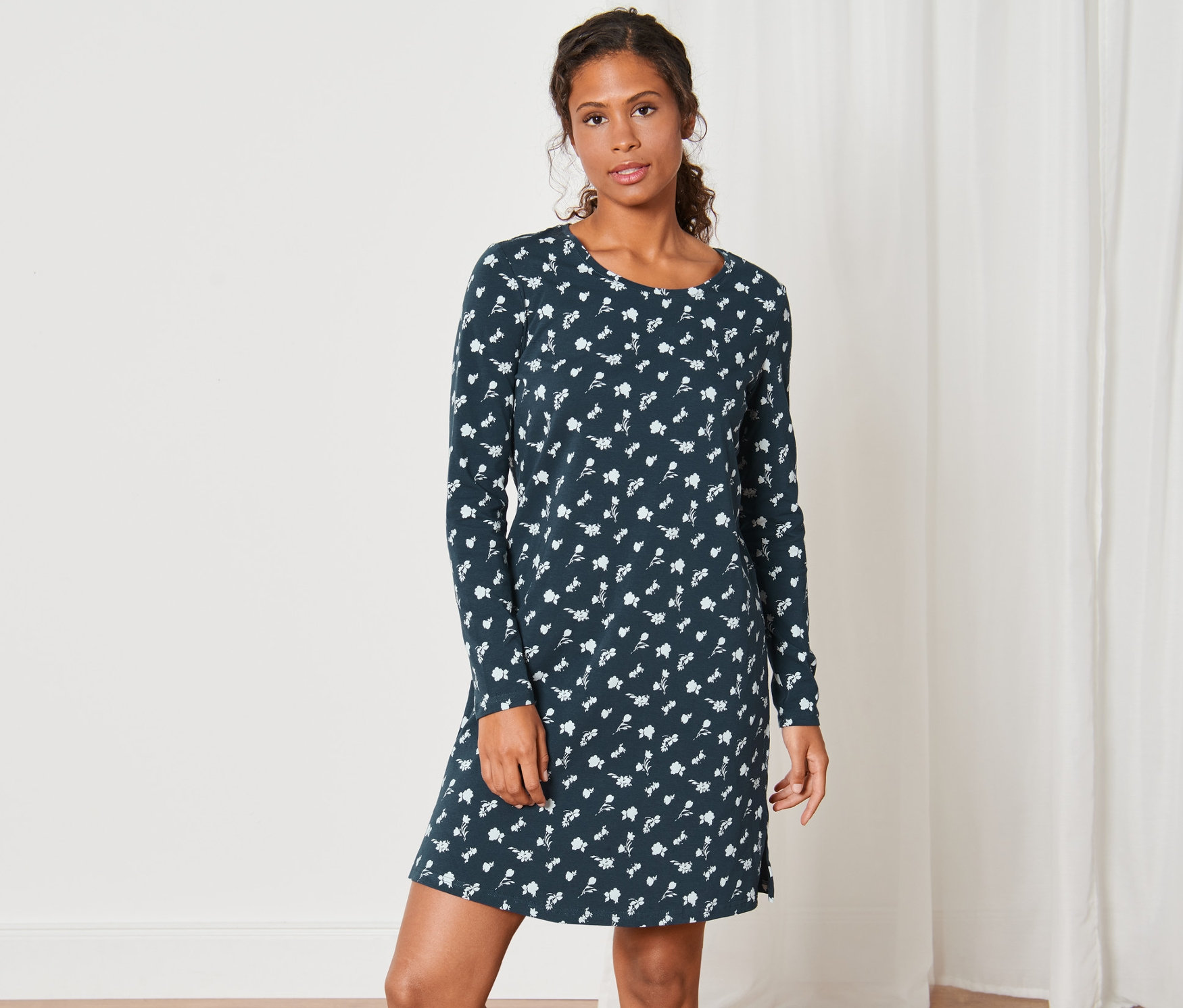 Frau posiert in einem Nachthemd.