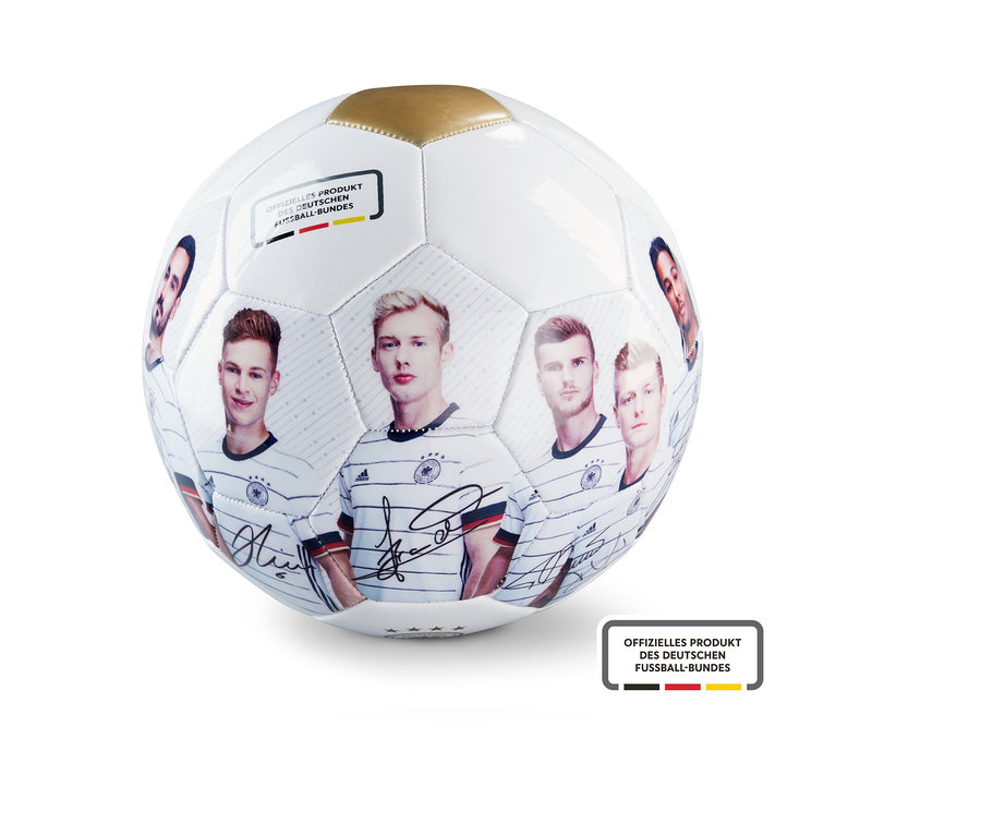Ein DFB-Fußball mit aufgedruckten Spielerportraits und Unterschriften.